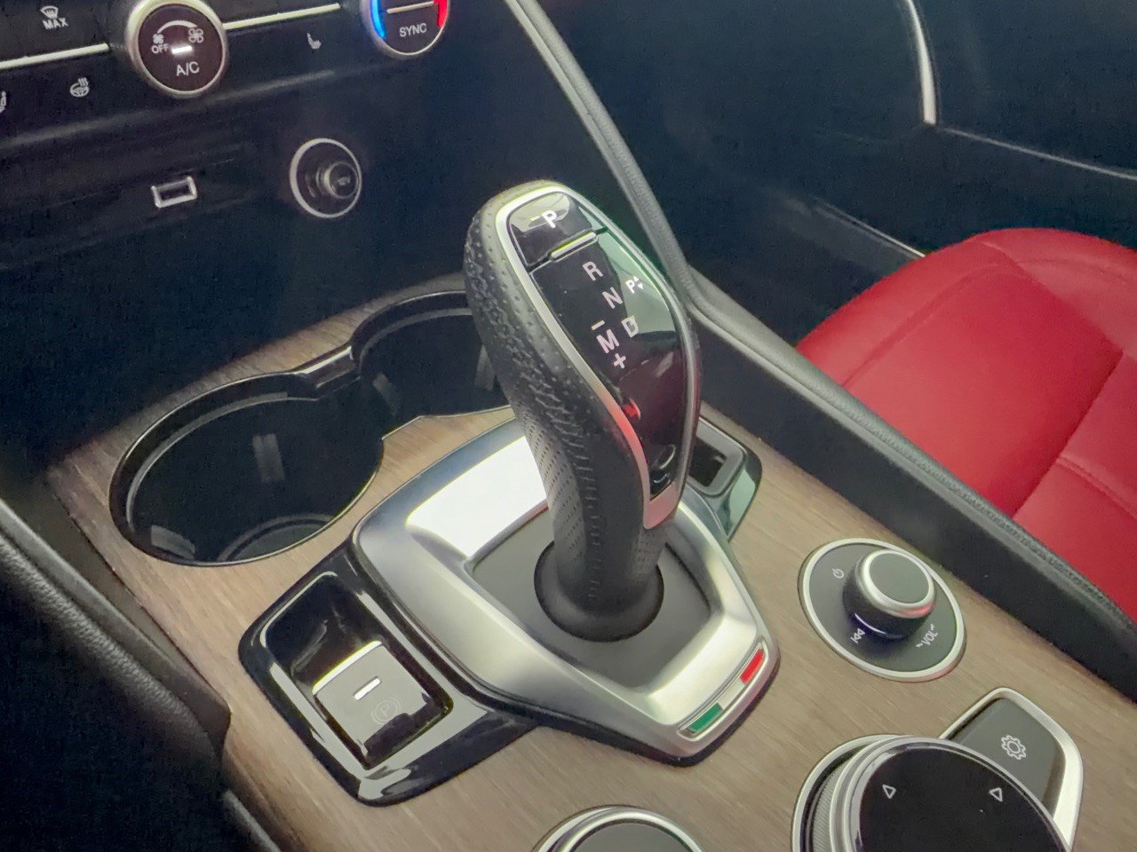 Used 2020 Alfa Romeo Giulia Ti w/ Active Blind Spot Package AWD/4WD image 21