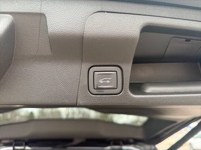 Used 2023 GMC Acadia SLT w/ Preferred Package FWD image 16