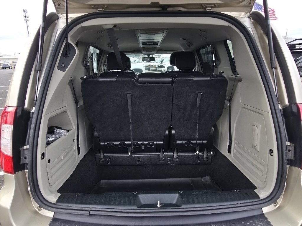 Used 2015 Chrysler Town & Country Touring-L w/ Driver Convenience Group image 14