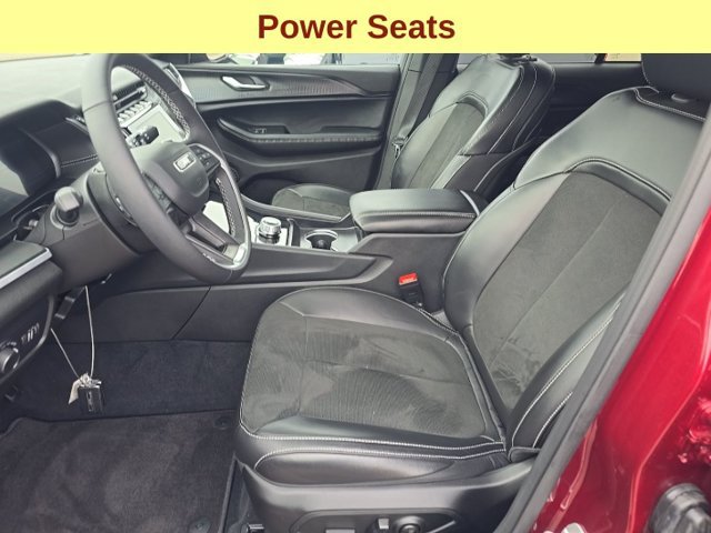 Used 2025 Jeep Grand Cherokee Altitude AWD/4WD image 11