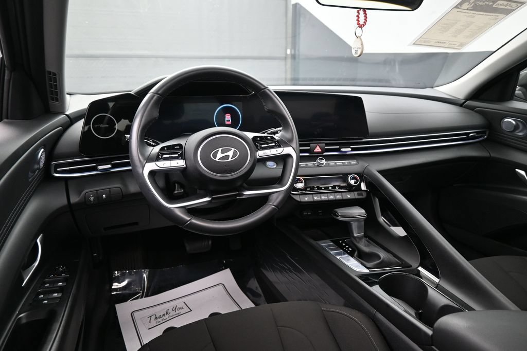 Used 2025 Hyundai Elantra SEL FWD image 31