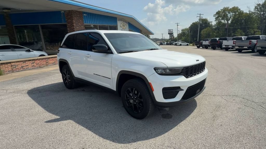 Used 2025 Jeep Grand Cherokee Altitude AWD/4WD image 2