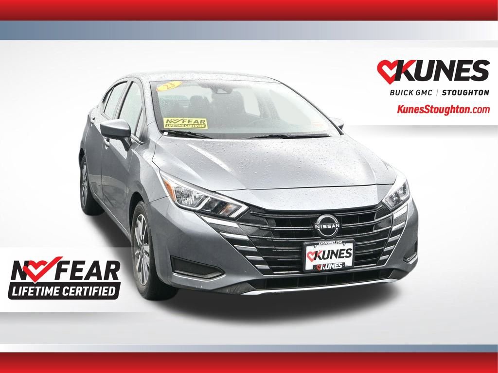 Used 2023 Nissan Versa SV image 3