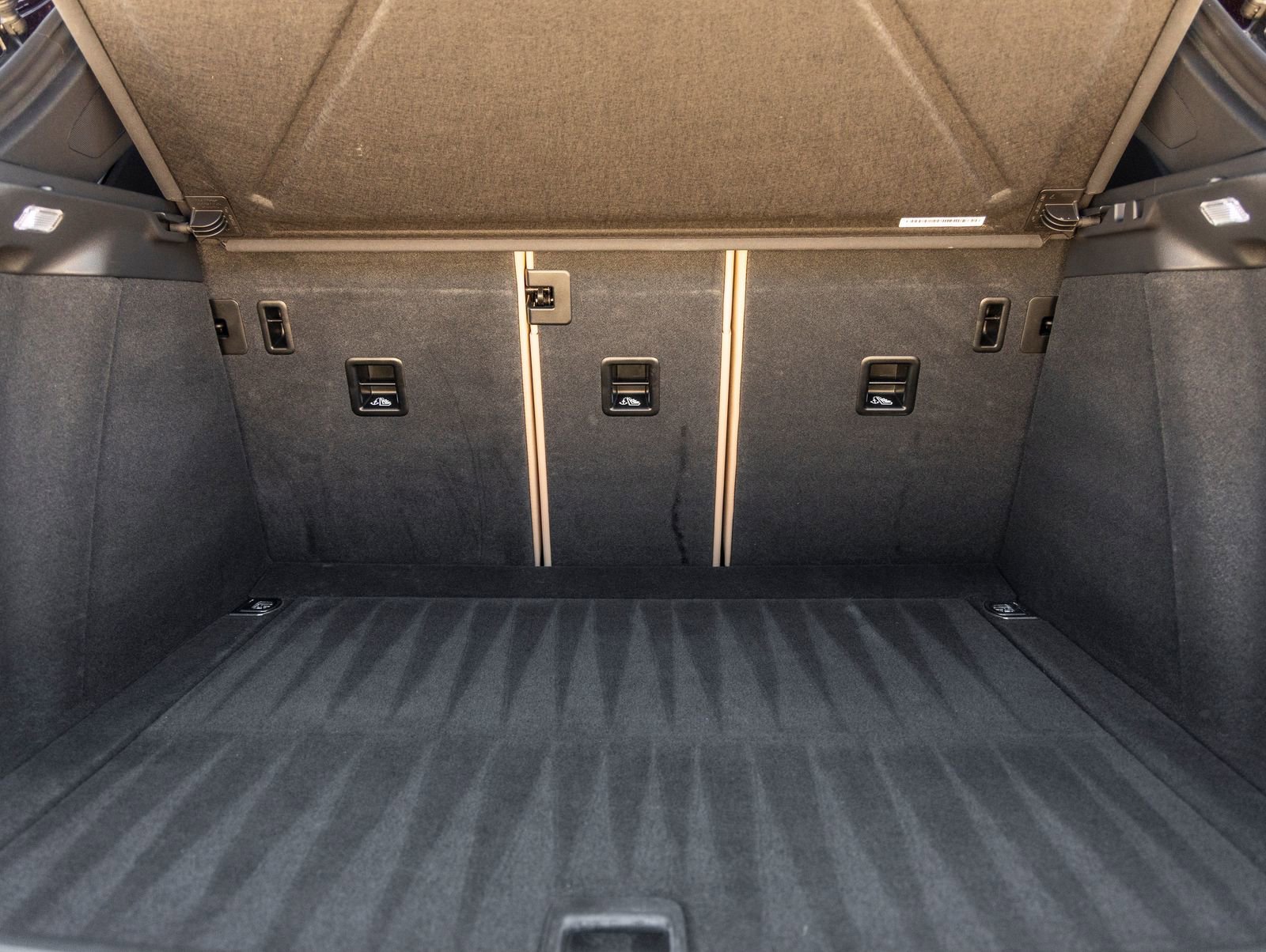 Certified 2023 Porsche Macan image 39