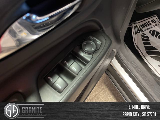 Used 2022 Chevrolet Equinox LT w/ Driver Convenience Package image 11