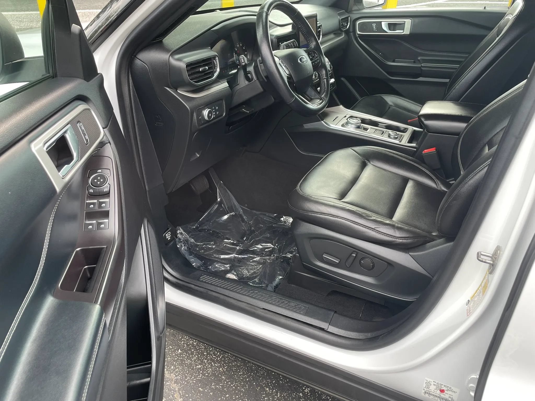Used 2020 Ford Explorer XLT w/ Equipment Group 202A AWD/4WD image 10