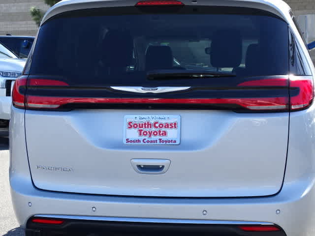 Used 2023 Chrysler Pacifica Touring-L FWD image 14