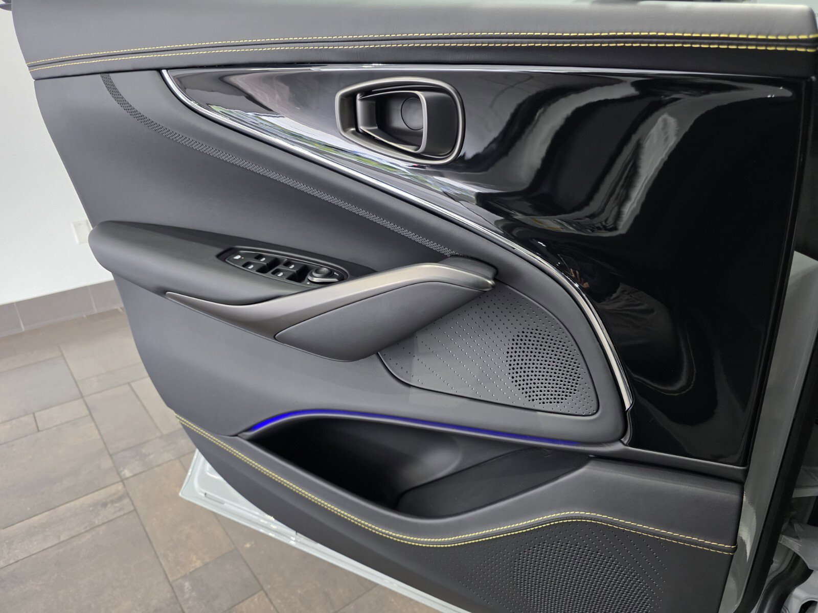 New 2026 Aston Martin DBX 707 image 16