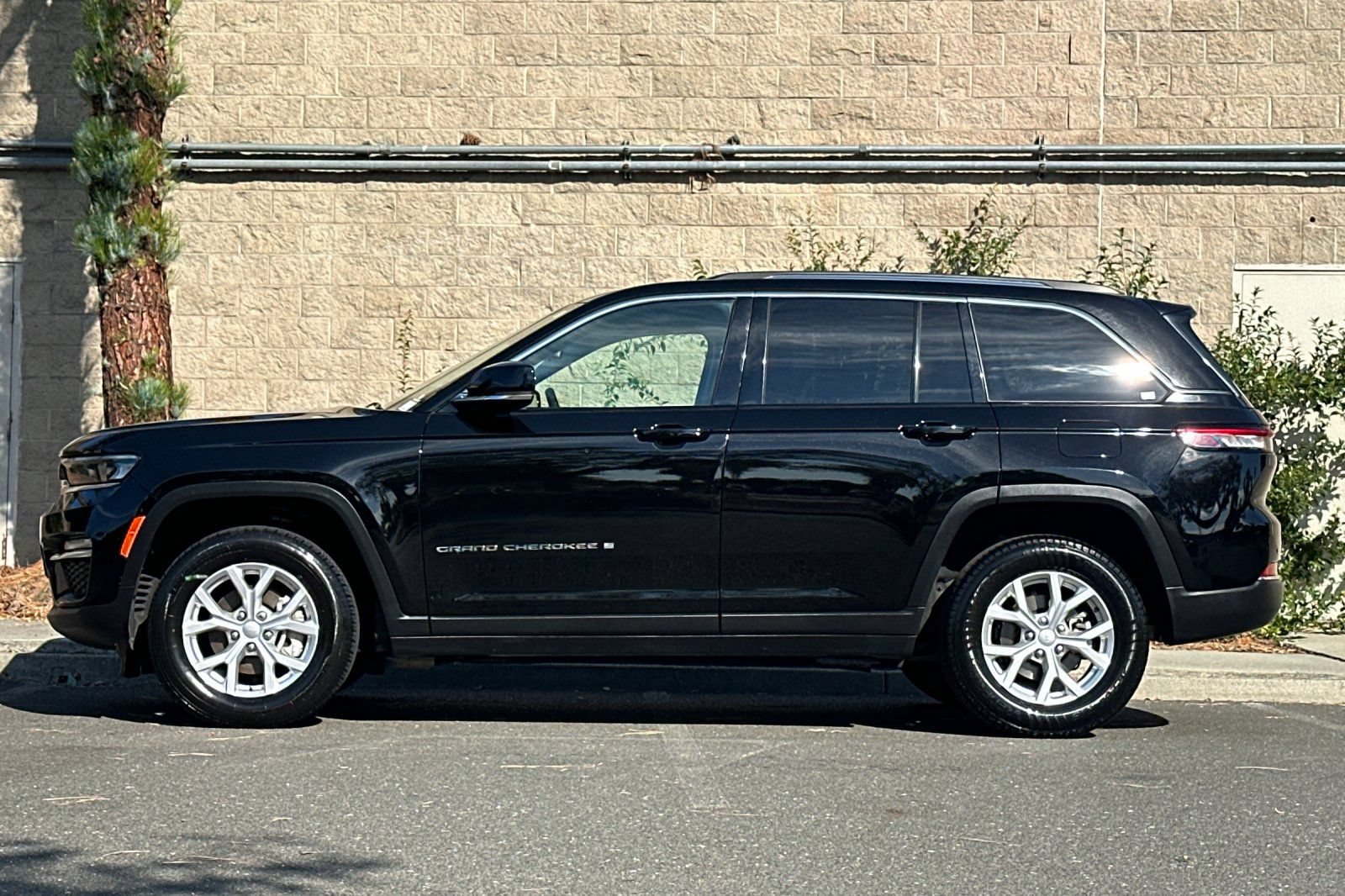 Used 2024 Jeep Grand Cherokee Limited AWD/4WD image 6