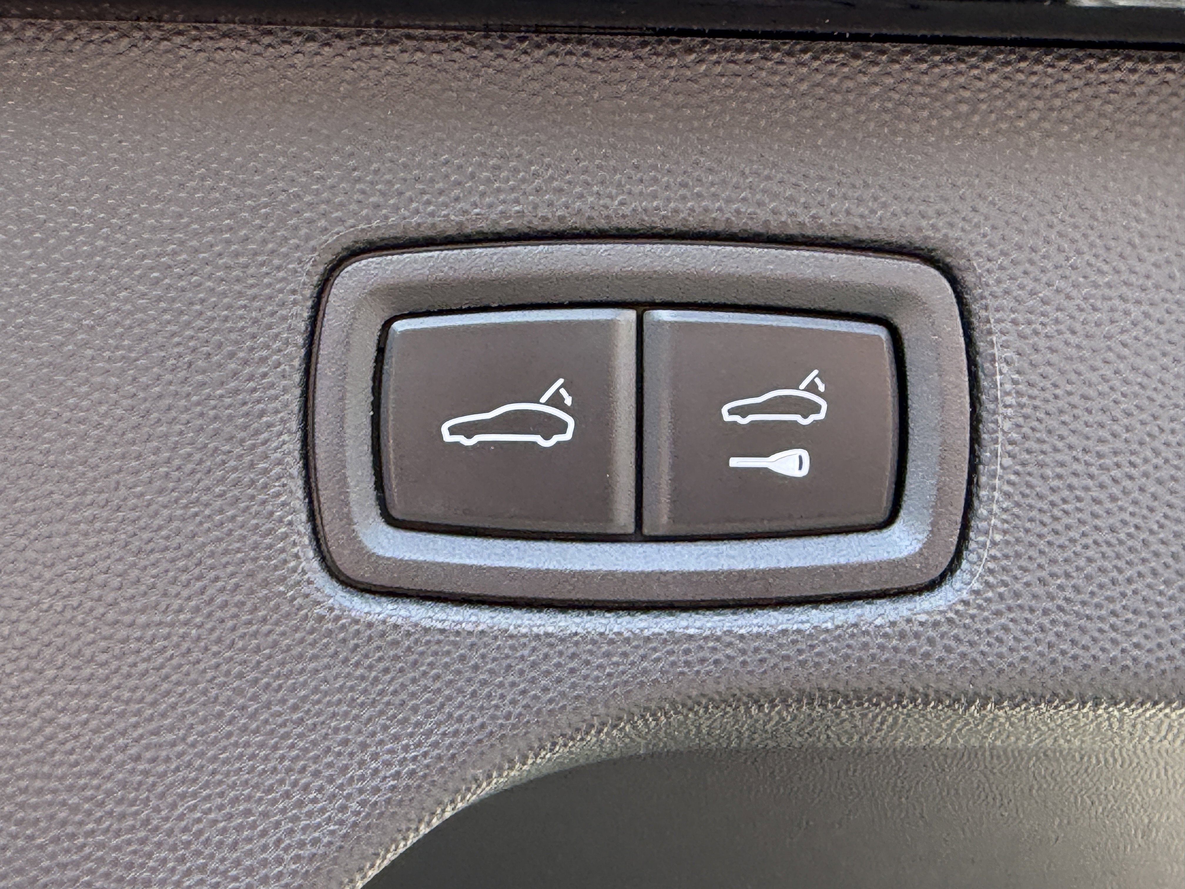 Certified 2025 Porsche Macan Electric image 16