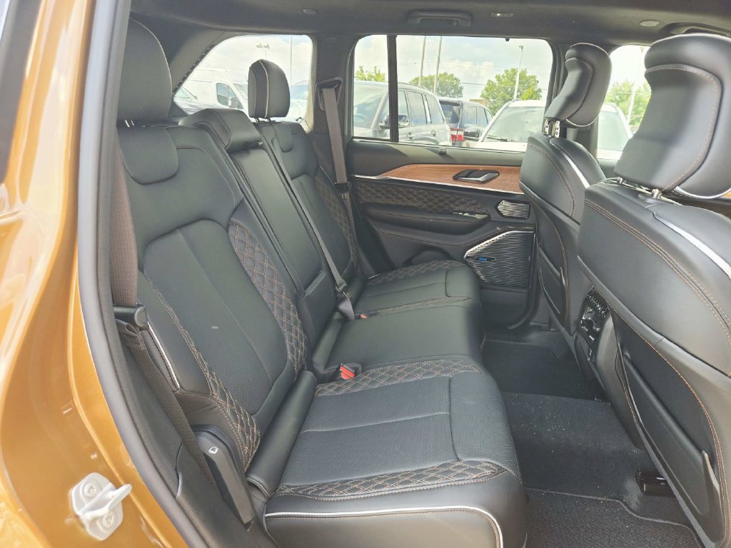 Used 2026 Jeep Grand Cherokee Summit w/ Obsidian Package AWD/4WD image 15