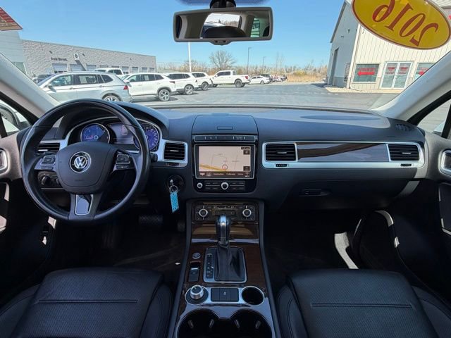 Used 2016 Volkswagen Touareg Sport AWD/4WD image 16