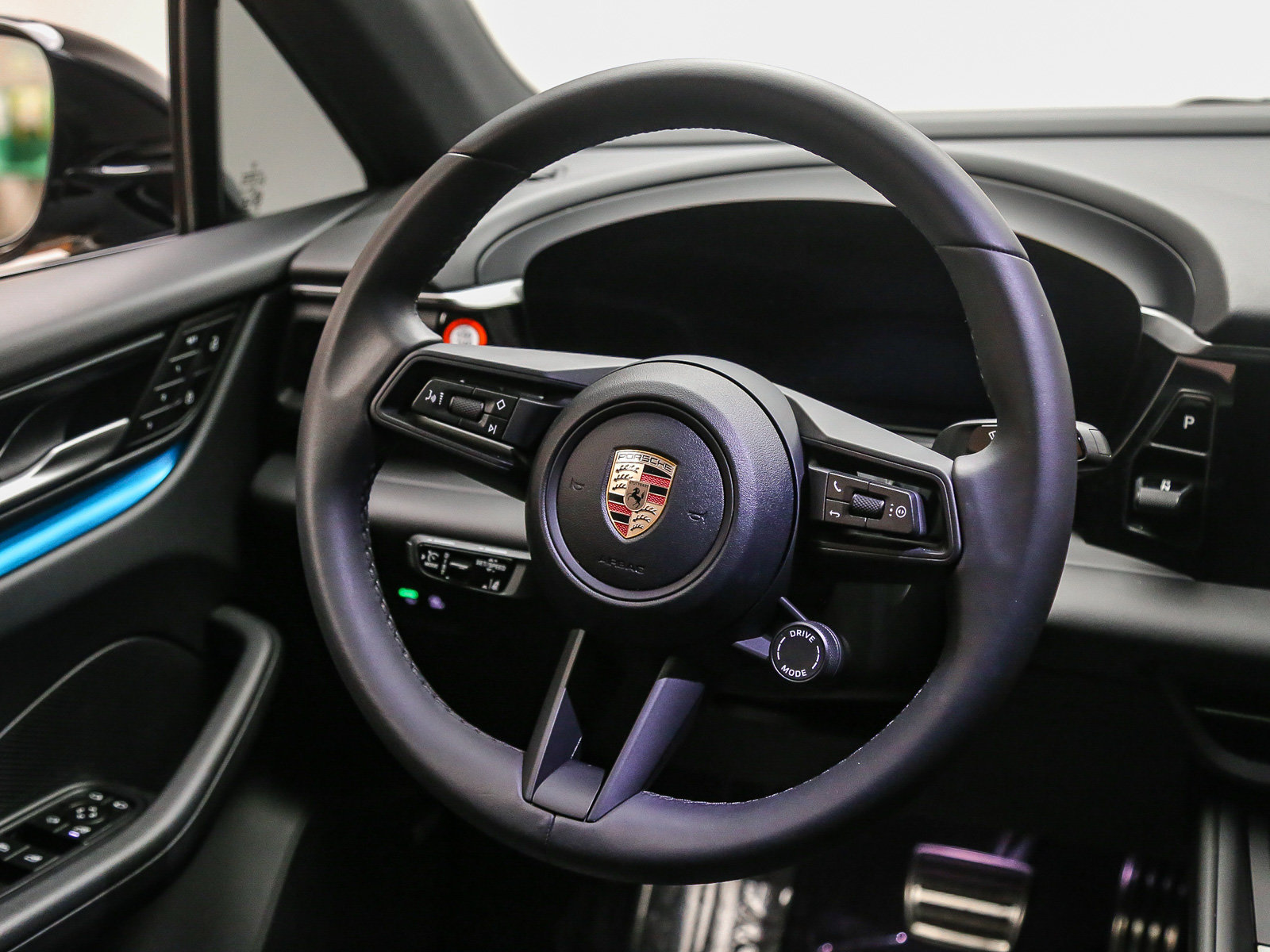 Certified 2025 Porsche Macan 4S Electric AWD/4WD image 19