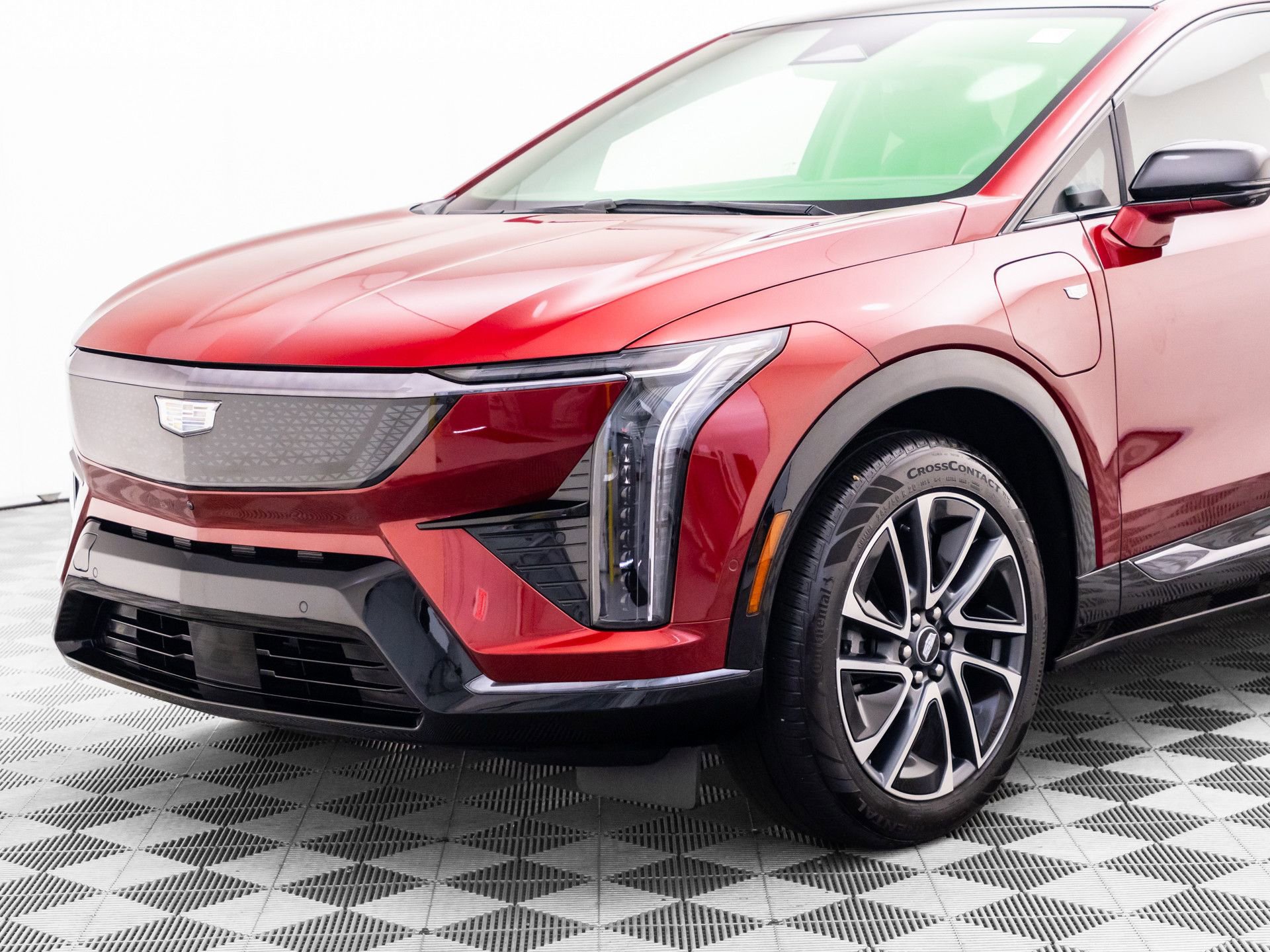 Certified 2025 Cadillac Optiq Sport 2 w/ LPO, Floor Liner Package AWD/4WD image 41