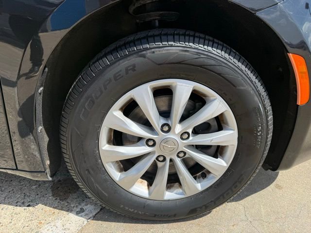 Used 2017 Chrysler Pacifica Touring-L FWD image 12