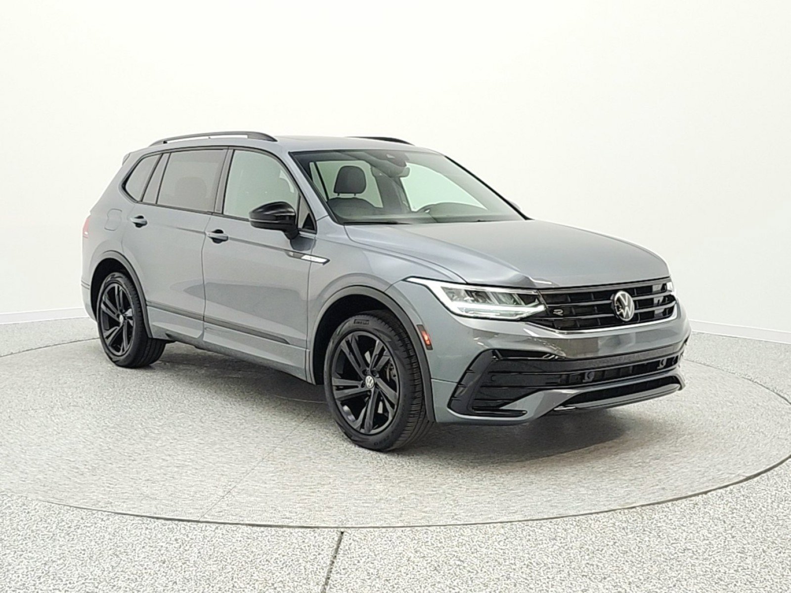 Used 2024 Volkswagen Tiguan SE R-Line image 3