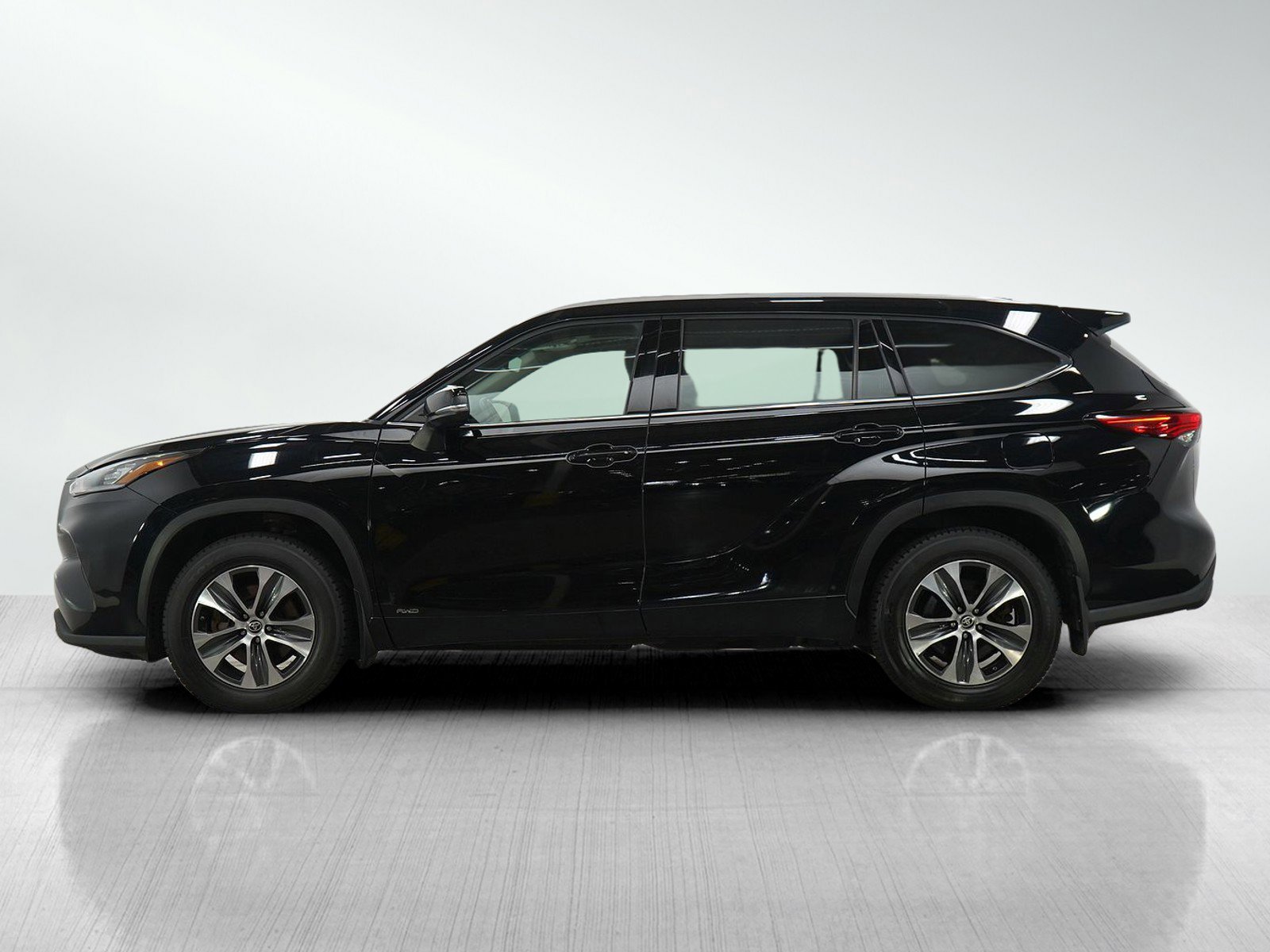 Used 2022 Toyota Highlander XLE image 2