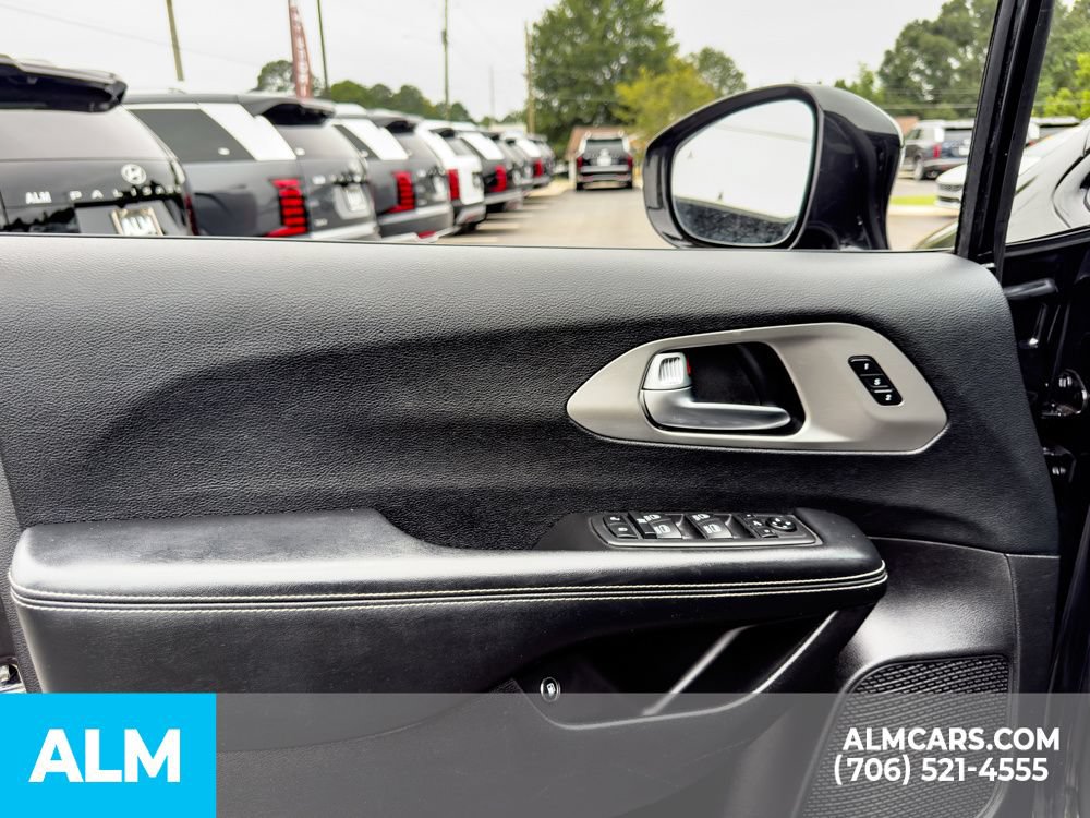 Used 2021 Chrysler Pacifica Limited w/ Uconnect Theater Family Group FWD image 17
