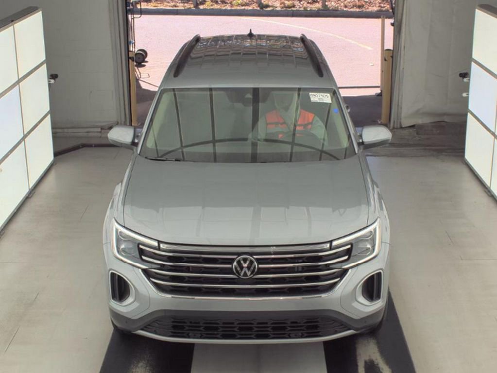 Used 2025 Volkswagen Atlas SE image 2