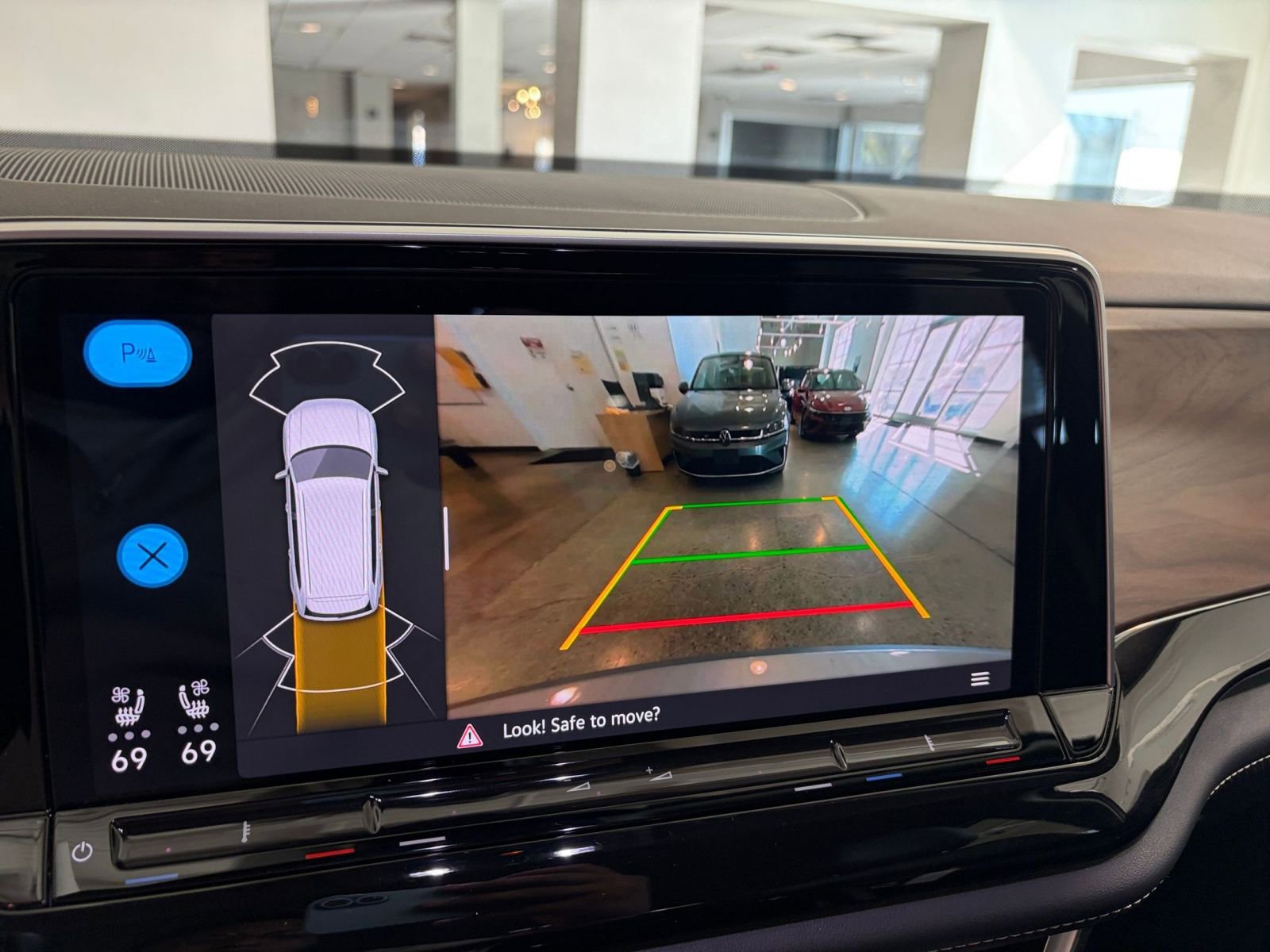 Used 2025 Volkswagen Atlas SE image 17