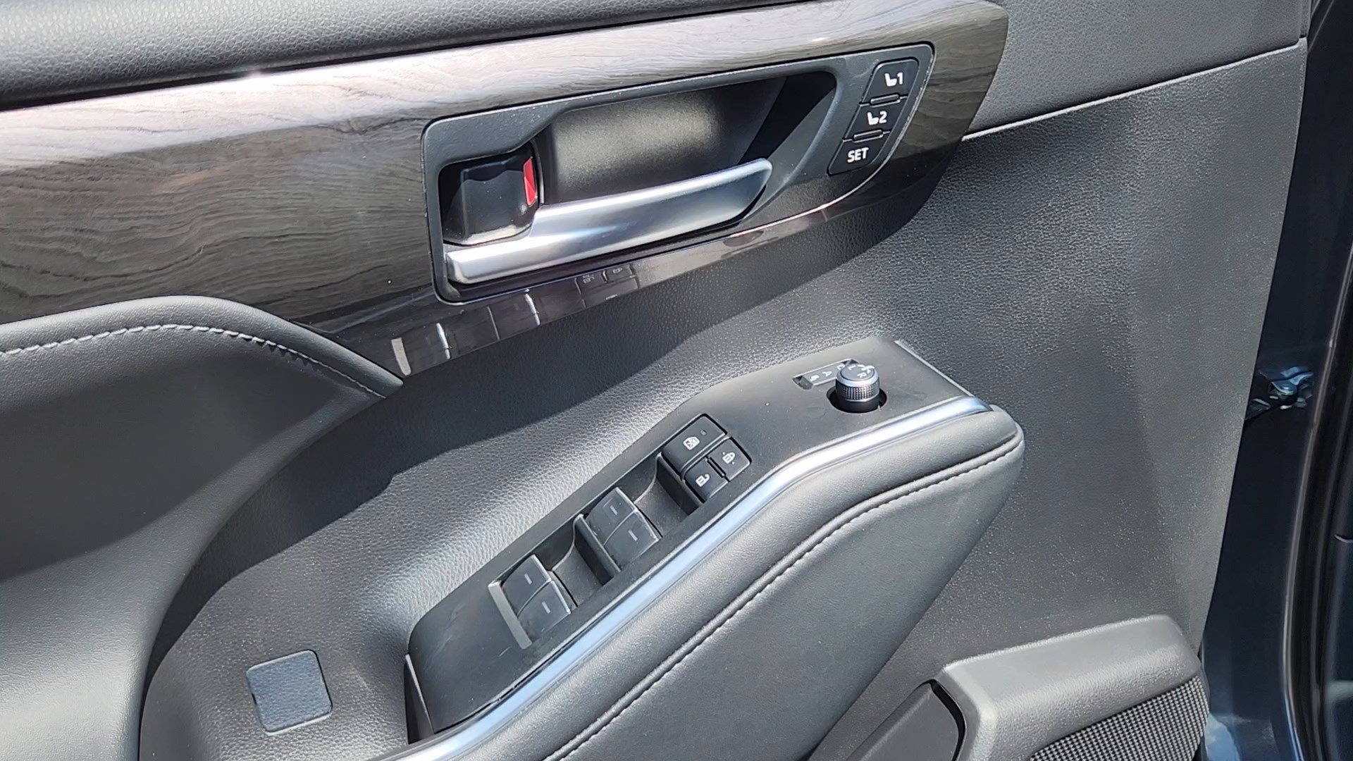 Used 2025 Toyota Highlander Limited AWD/4WD image 7