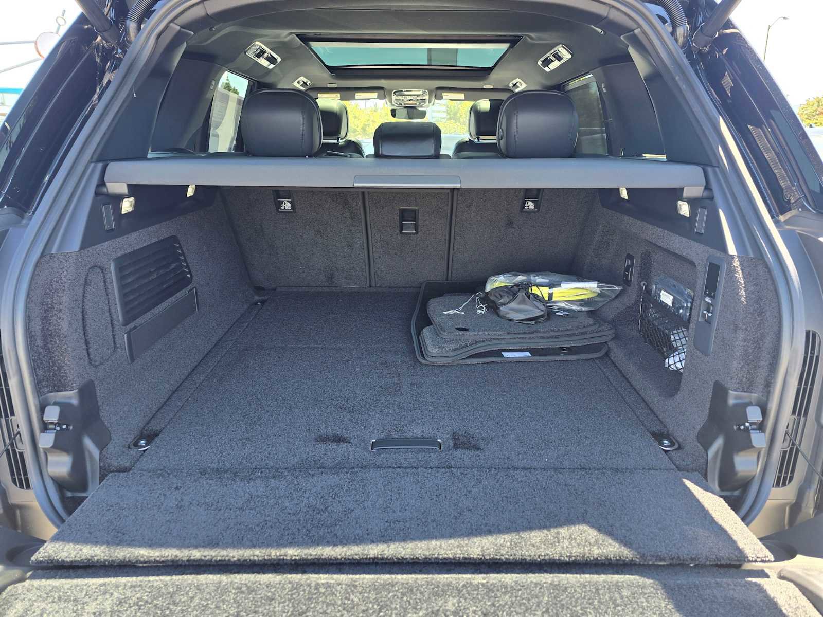 New 2025 Land Rover Range Rover SE image 17