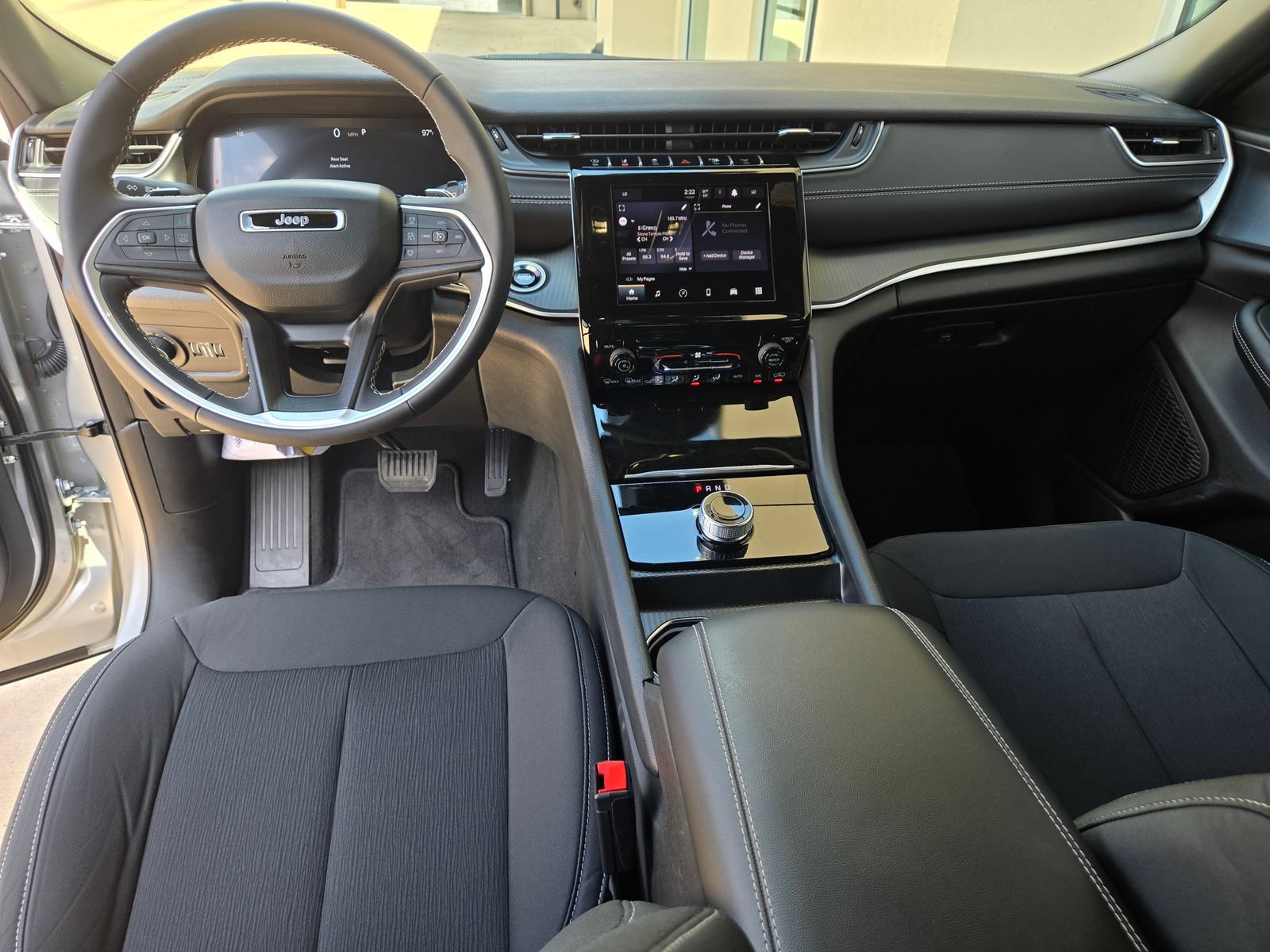 Used 2025 Jeep Grand Cherokee Laredo X RWD image 8