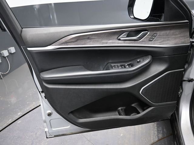 Used 2022 Jeep Grand Cherokee L Limited w/ Luxury Tech Group II image 16