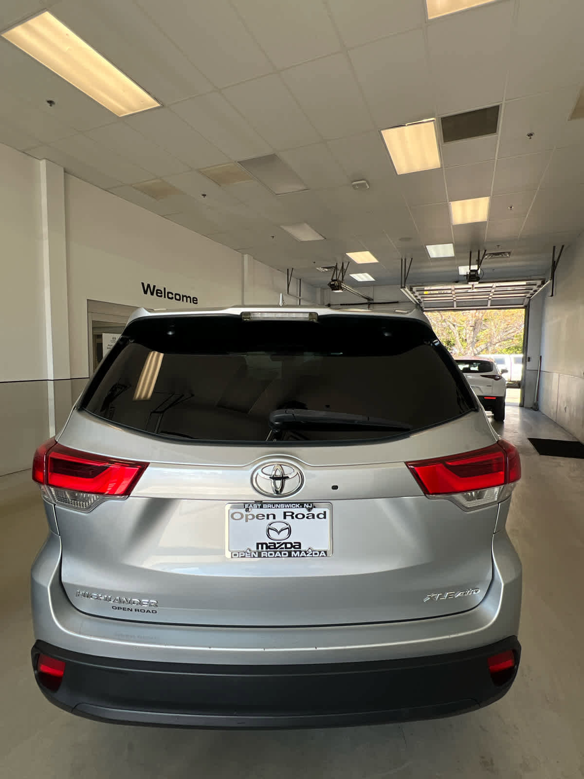 Used 2017 Toyota Highlander XLE AWD/4WD image 3