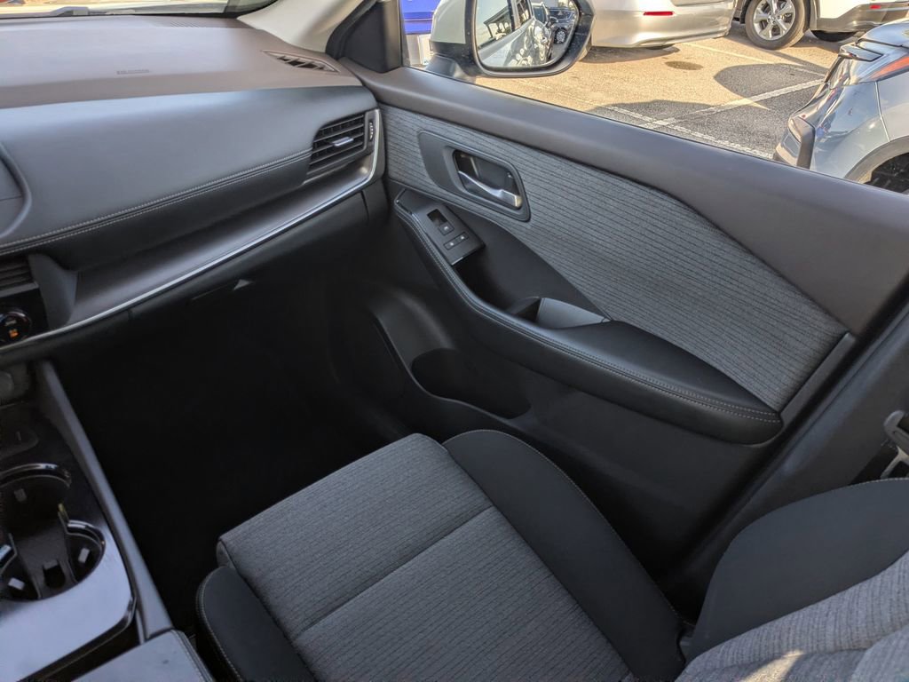 Used 2023 Nissan Rogue SV image 16