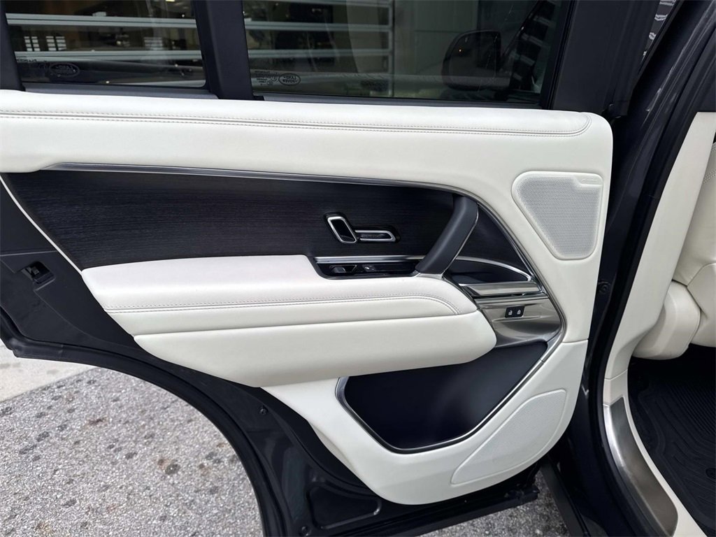 Used 2023 Land Rover Range Rover SE image 13