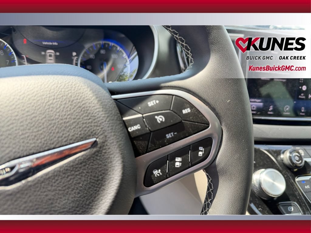 Used 2024 Chrysler Pacifica Touring-L FWD image 18