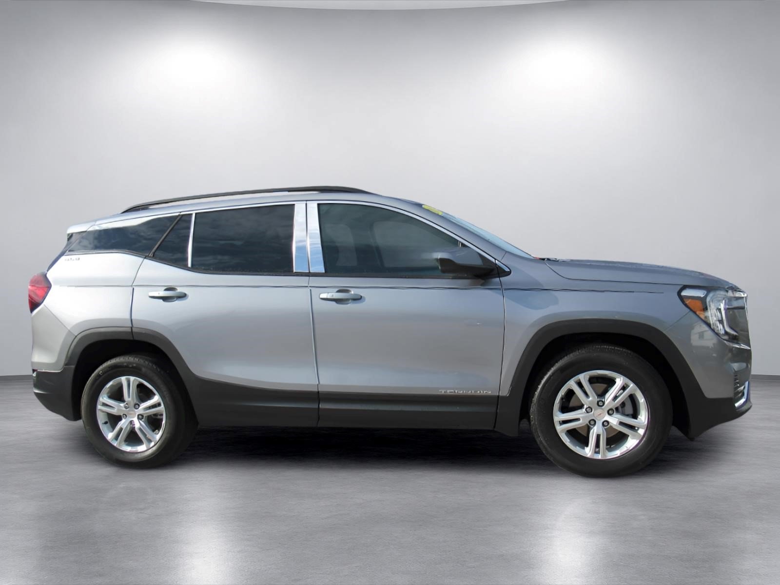 Used 2024 GMC Terrain SLE w/ Driver Convenience Package FWD image 2