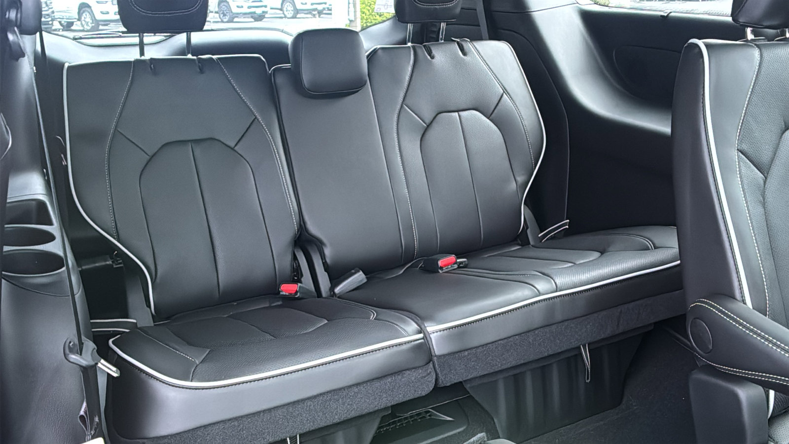 New 2026 Chrysler Pacifica Limited w/ Uconnect Theater Family Group image 15