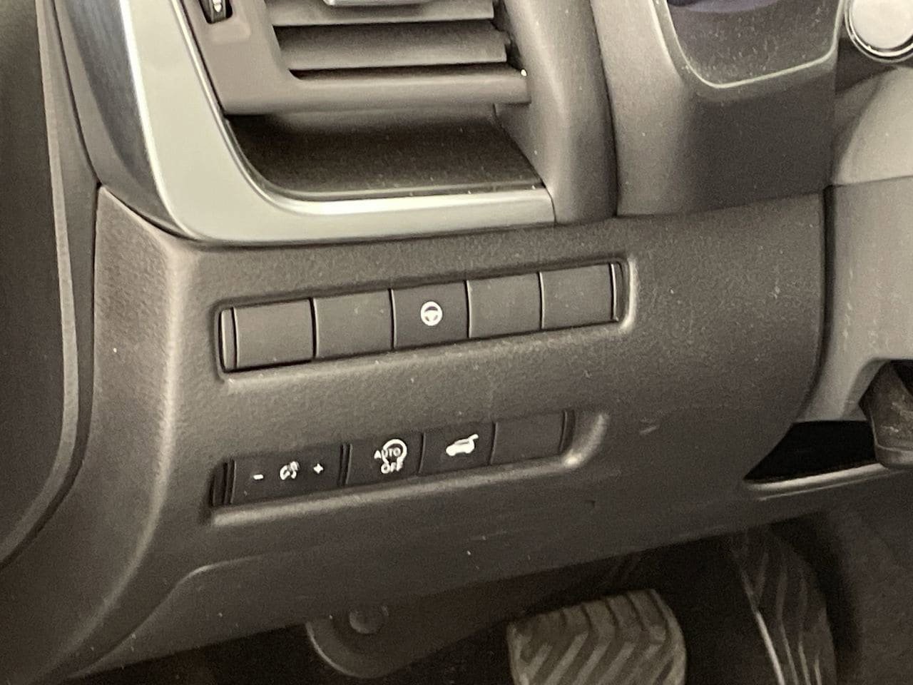 Used 2025 Nissan Rogue SV FWD image 11