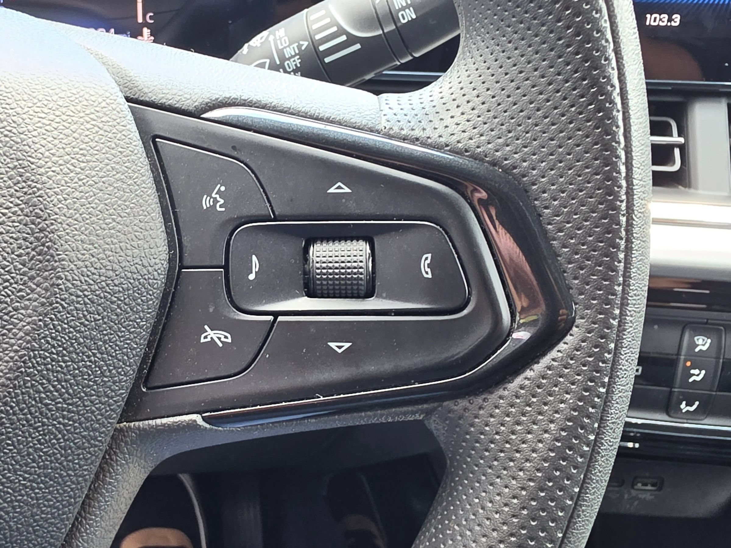 Used 2025 Chevrolet Trax LT FWD image 24