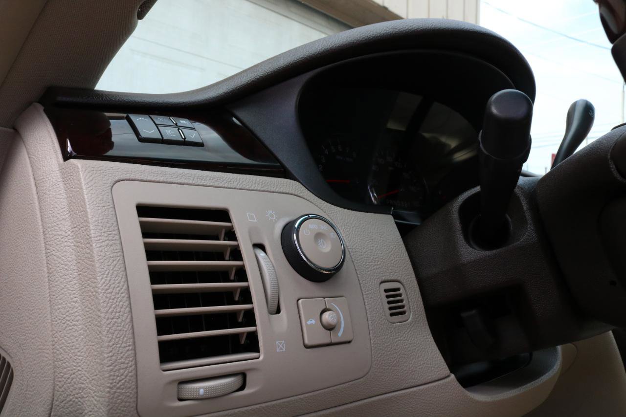 Used 2009 Cadillac DTS w/ Sun And Sound Package image 26