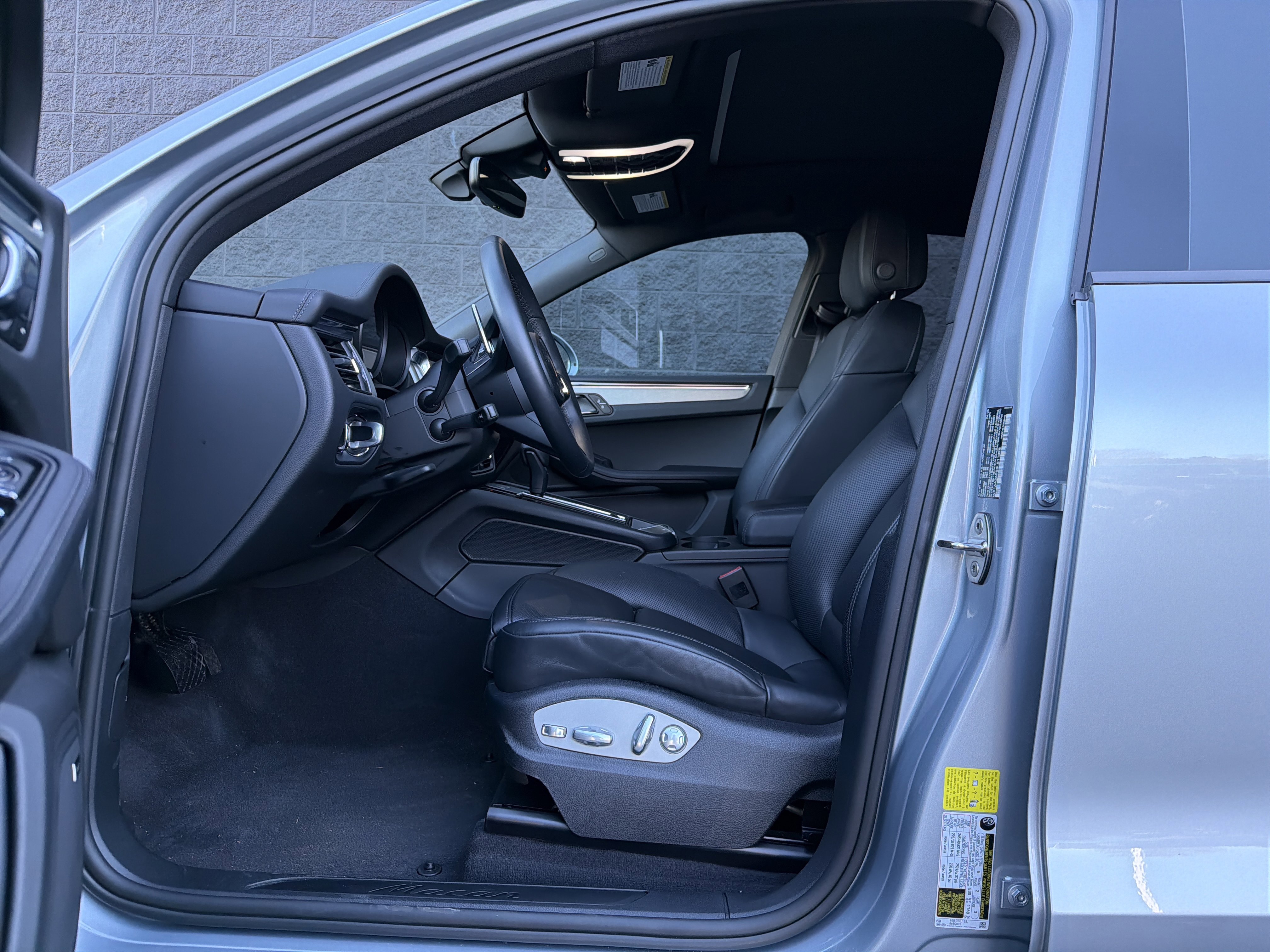 Certified 2025 Porsche Macan image 15