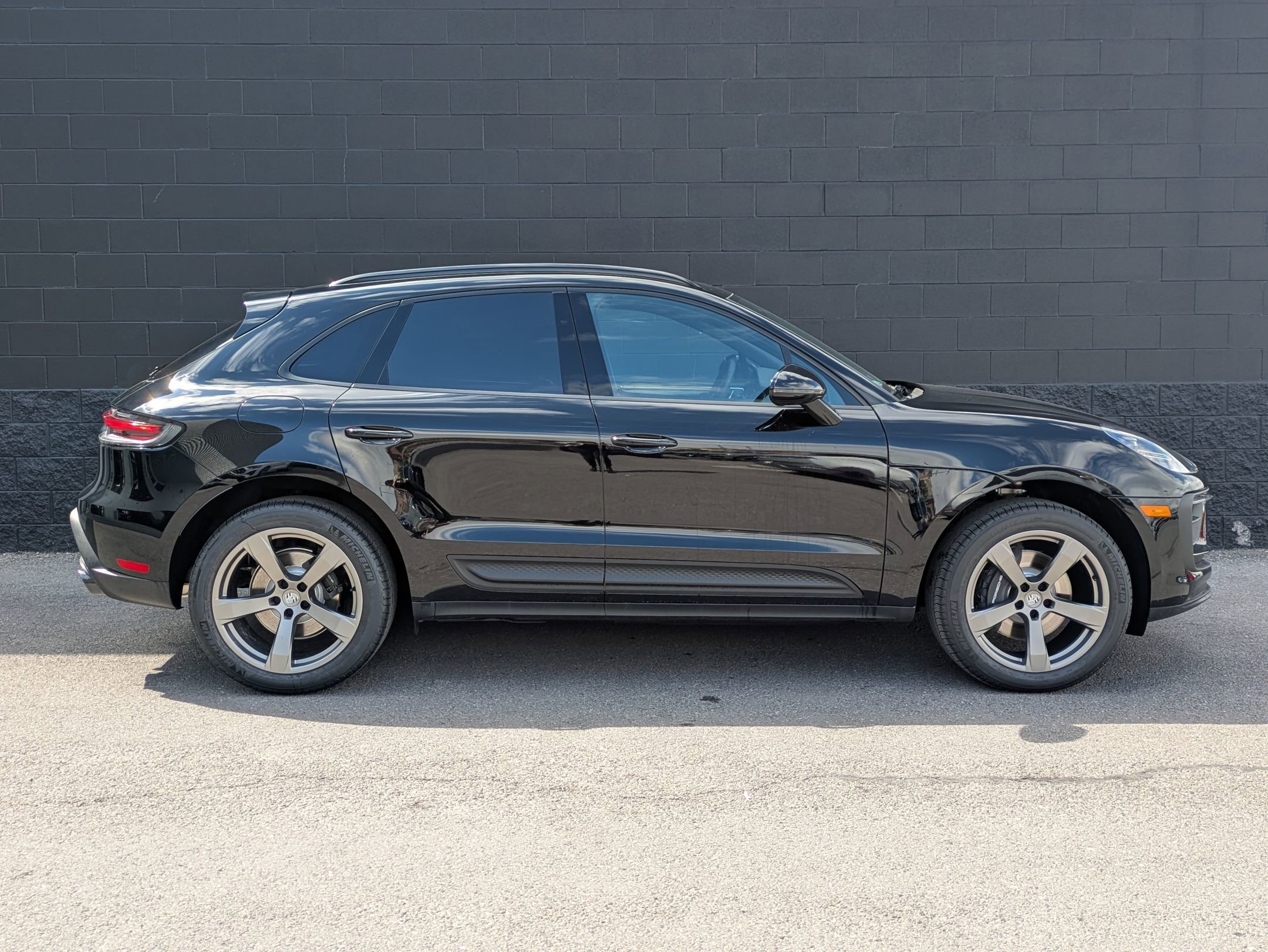 Certified 2025 Porsche Macan image 9