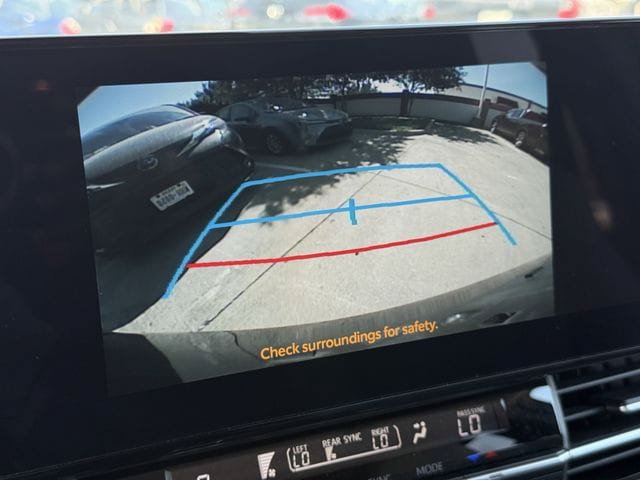 Used 2025 Toyota Sienna XLE FWD image 18