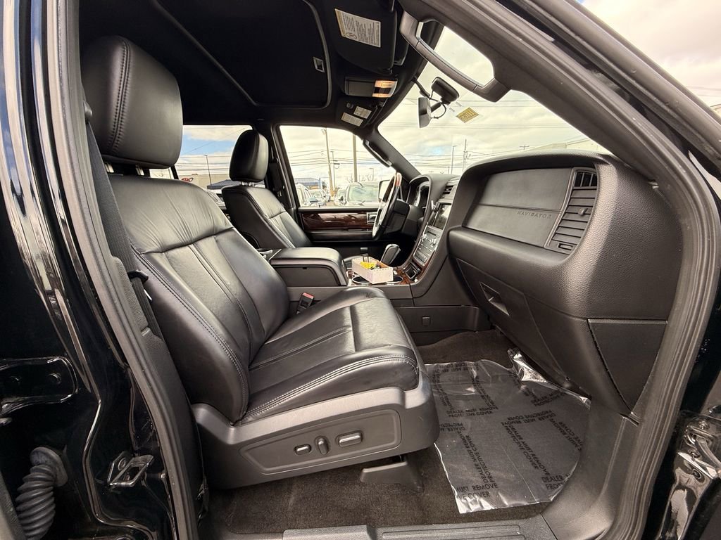 Used 2017 Lincoln Navigator Select image 18