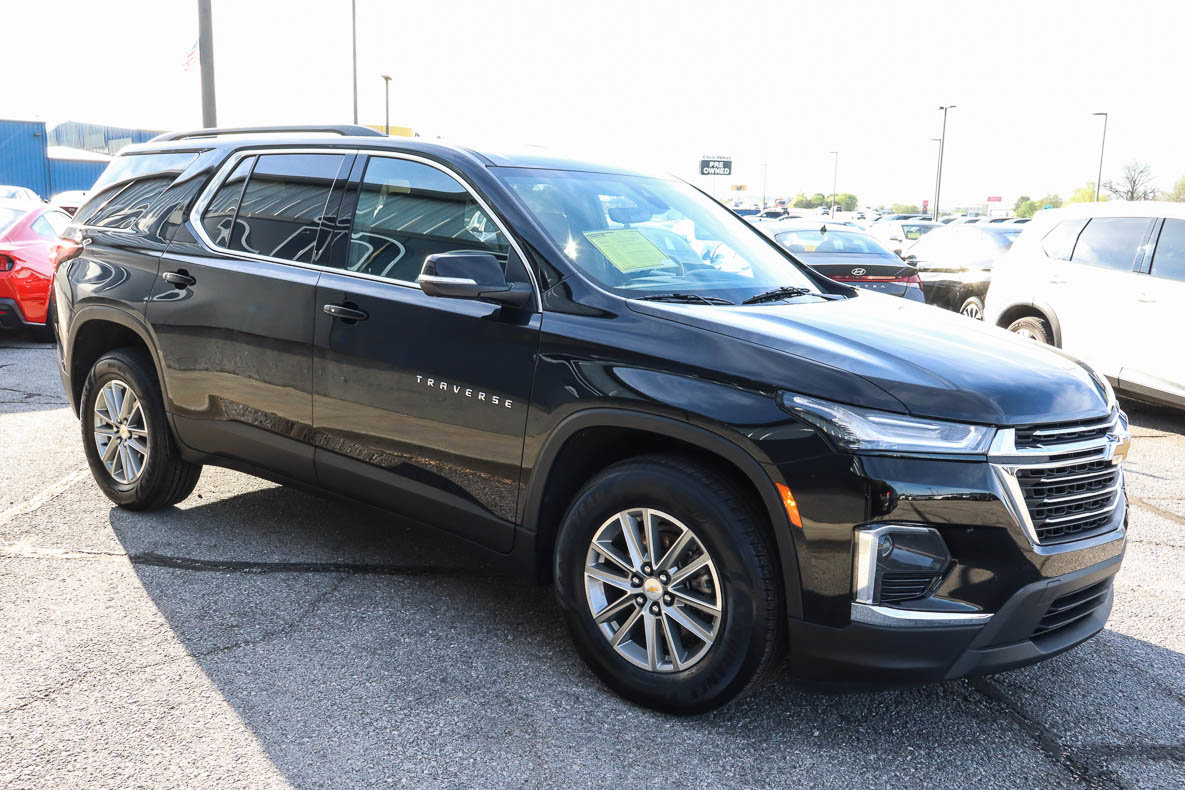 Used 2023 Chevrolet Traverse LT image 3