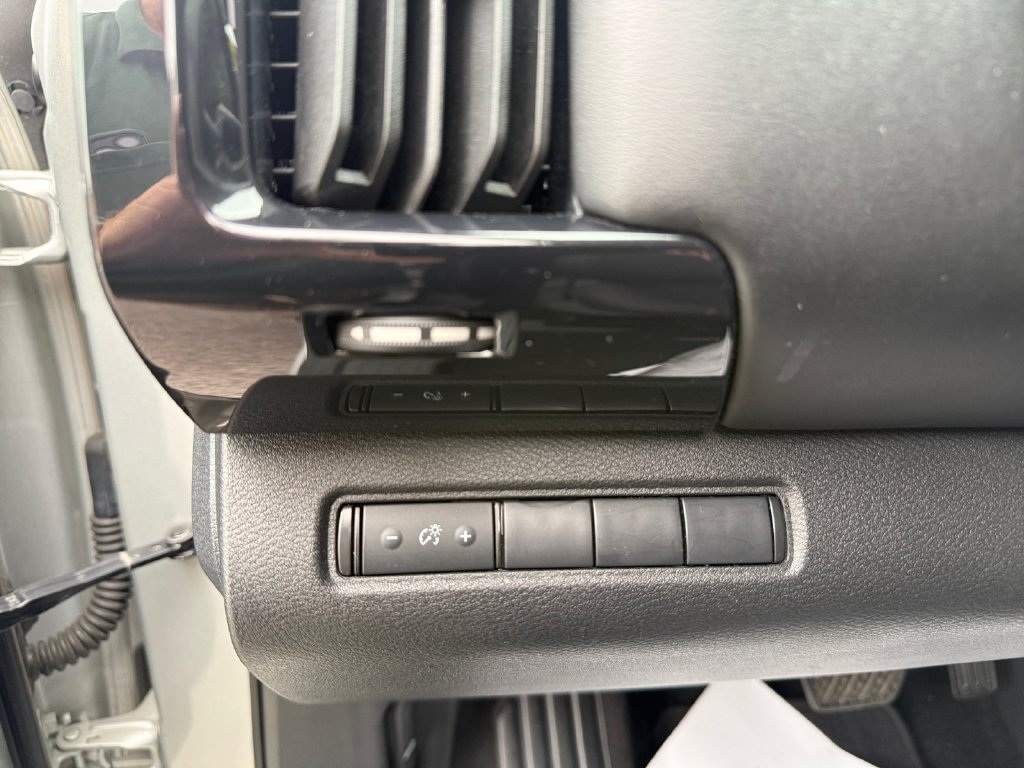 Used 2024 Nissan Pathfinder S FWD image 21
