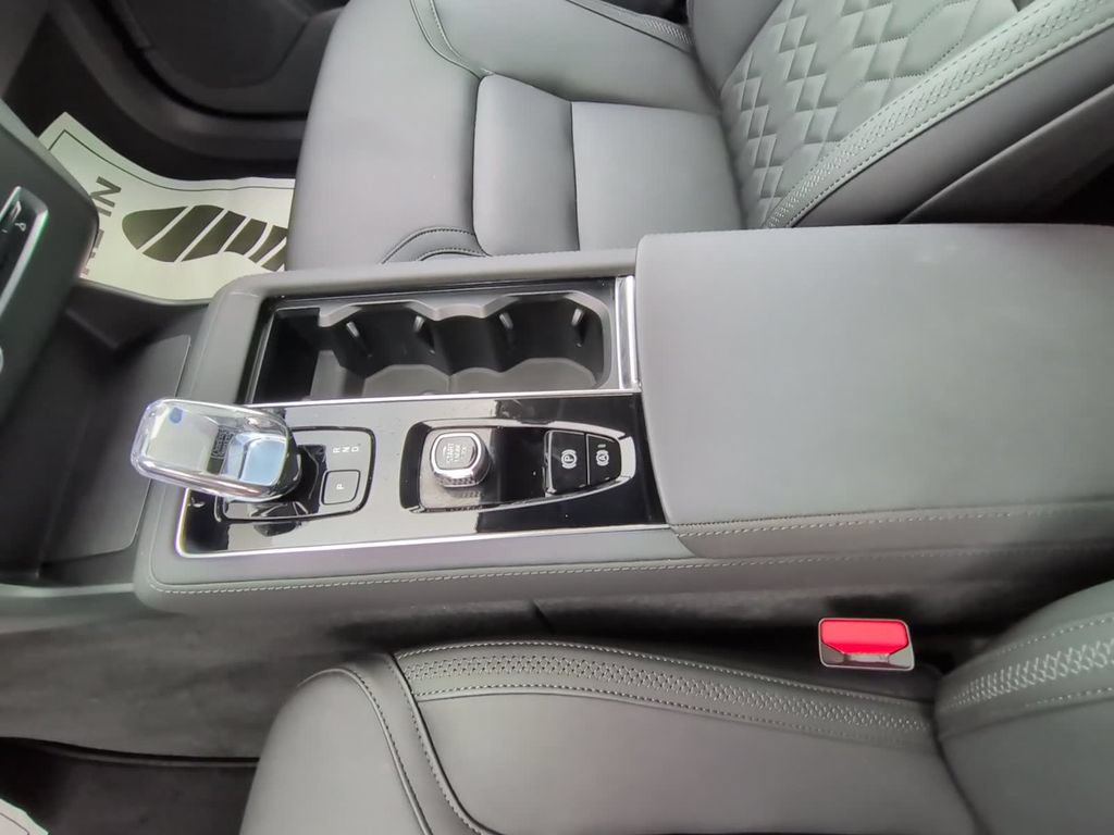 Used 2025 Volvo XC90 B5 Plus AWD/4WD image 25