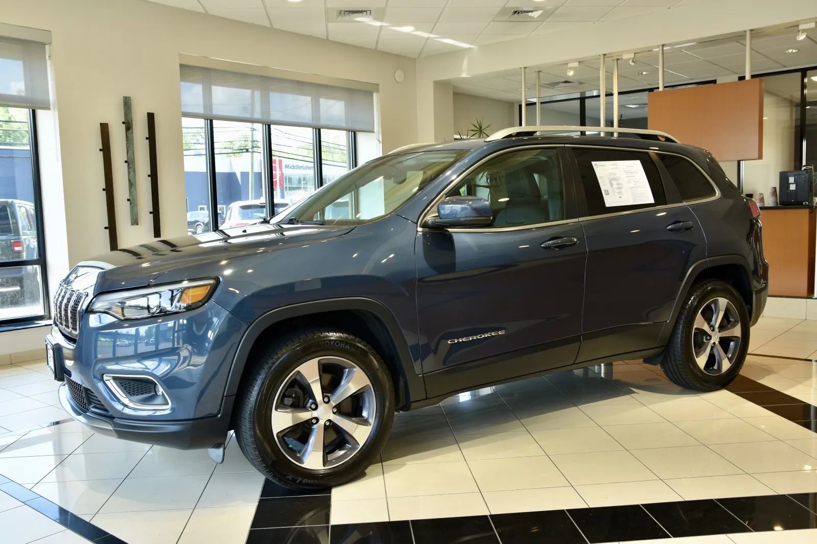 Used 2019 Jeep Cherokee Limited image 3