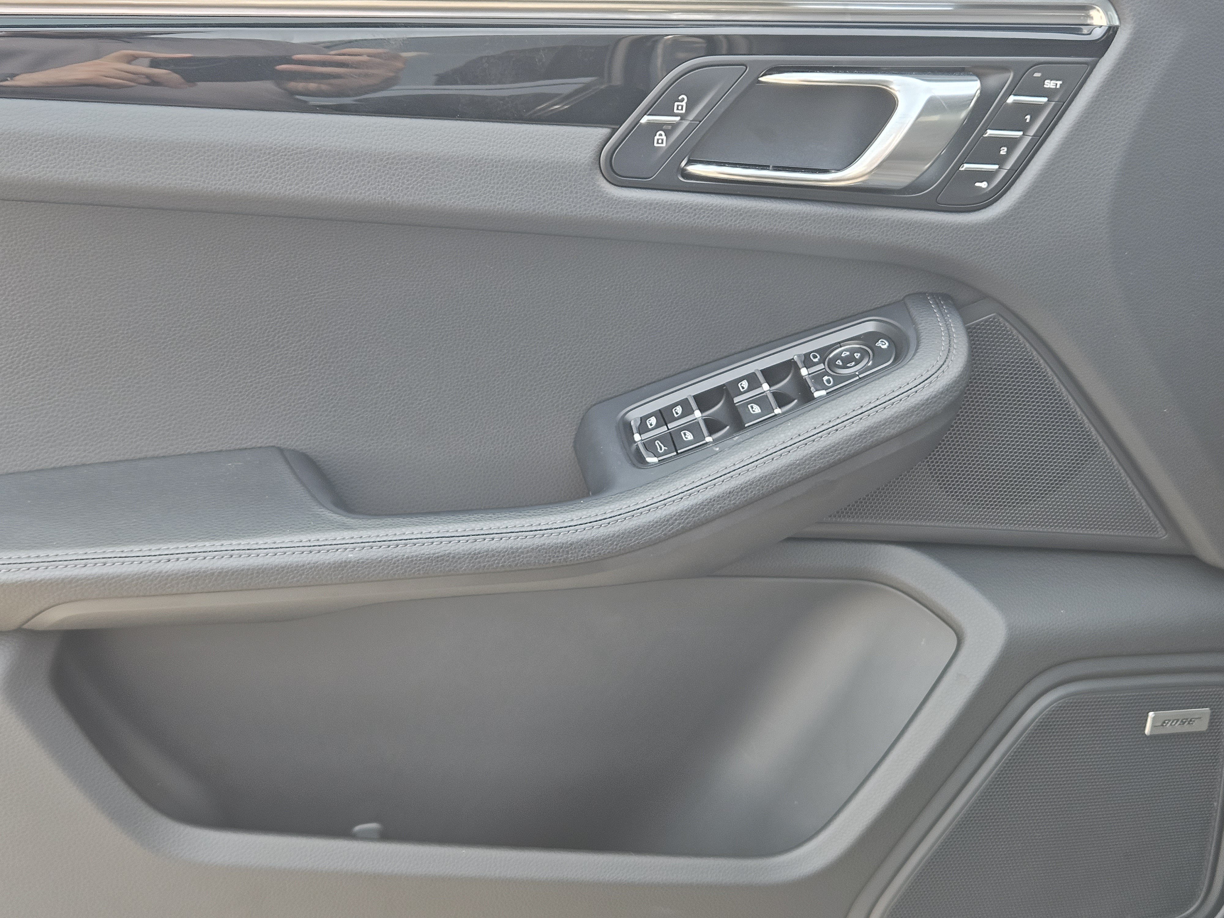 Certified 2025 Porsche Macan AWD/4WD image 22