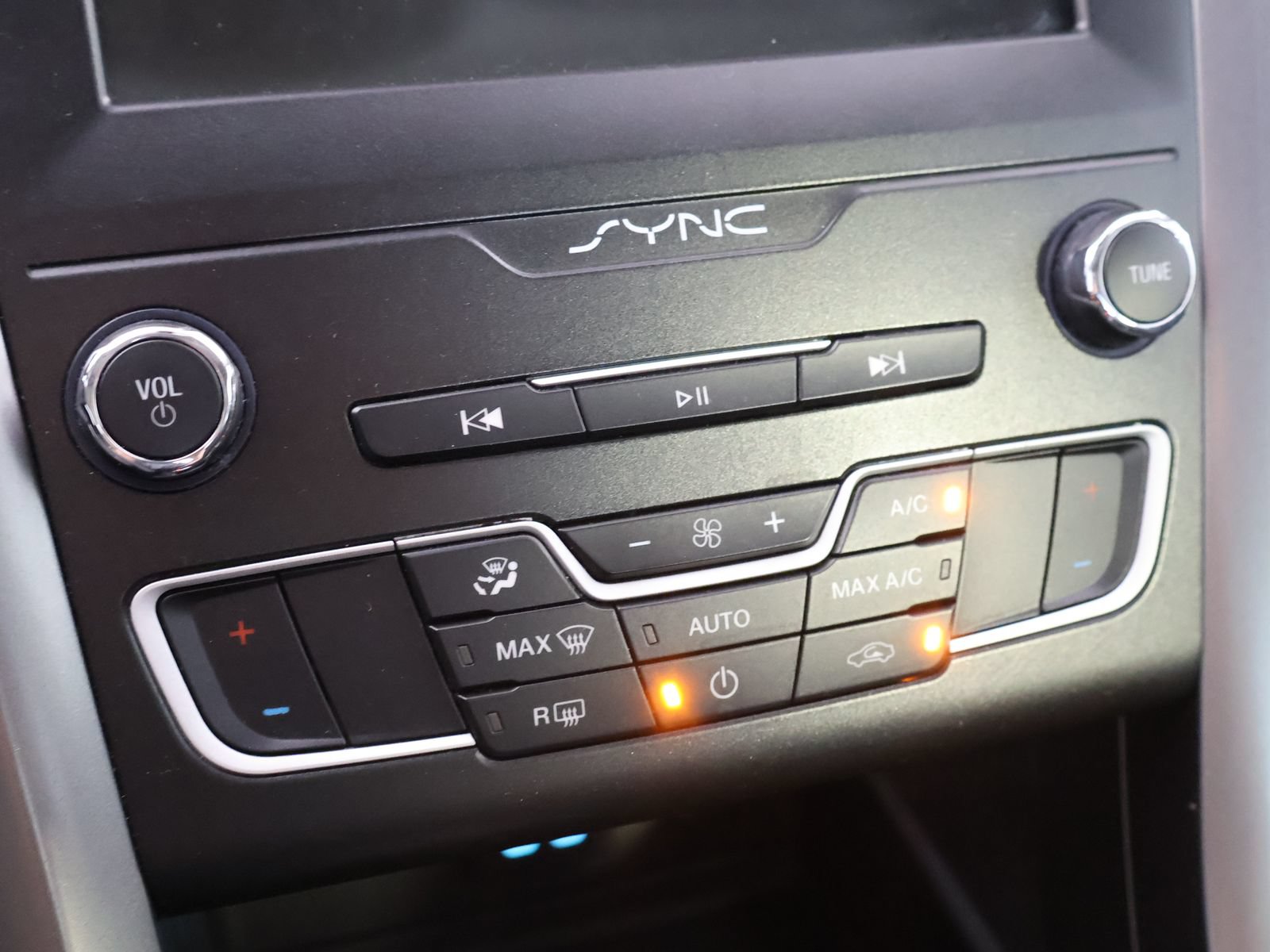 Used 2020 Ford Fusion SE FWD image 37