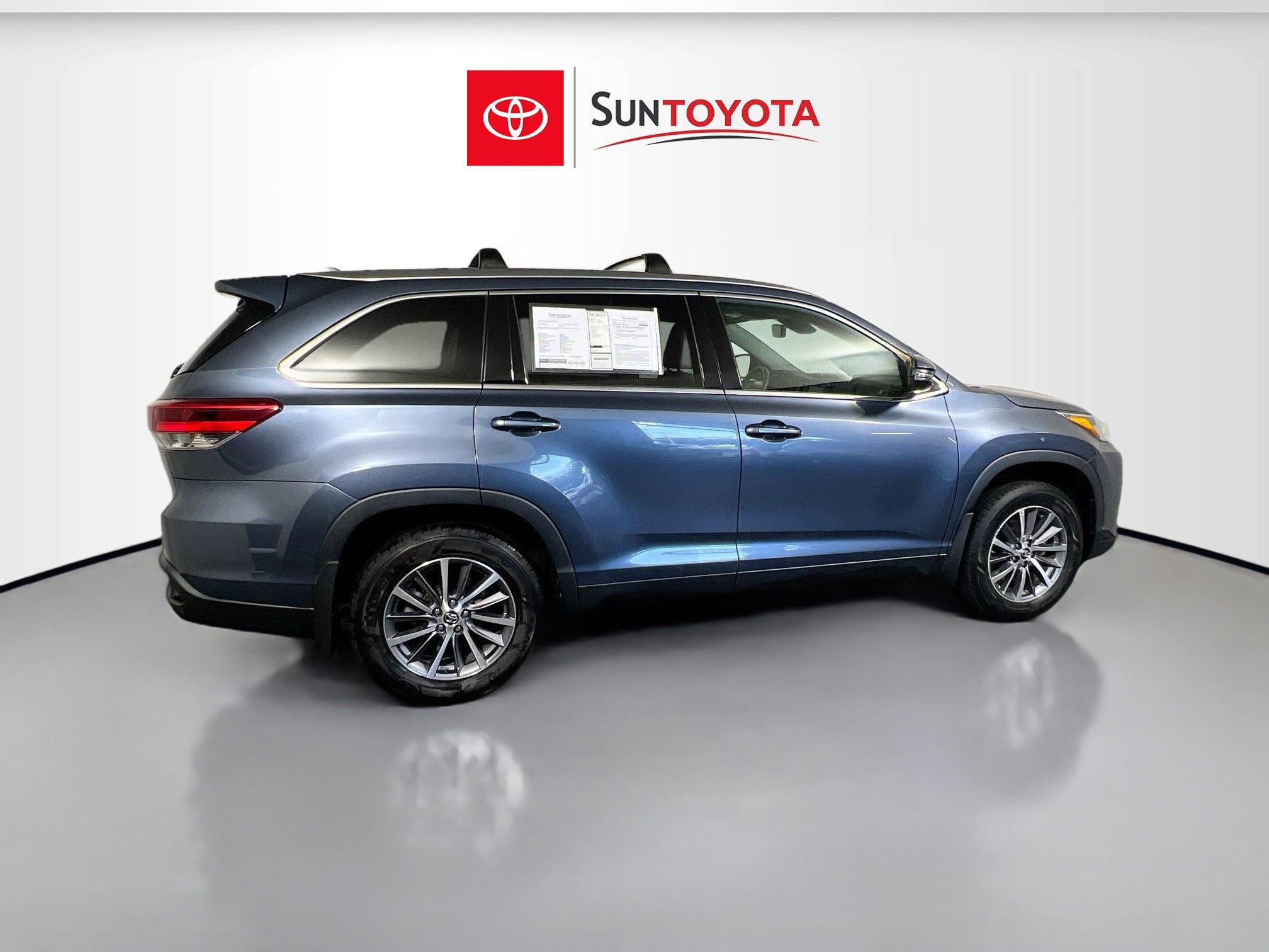 Used 2019 Toyota Highlander XLE image 2