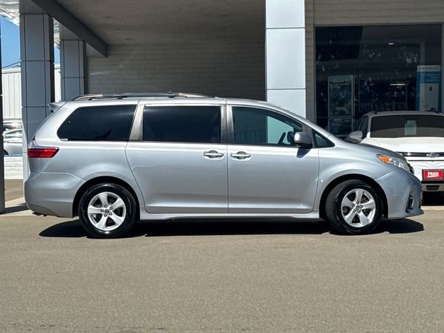 Used 2018 Toyota Sienna LE w/ Carpet Mat Package FWD image 2