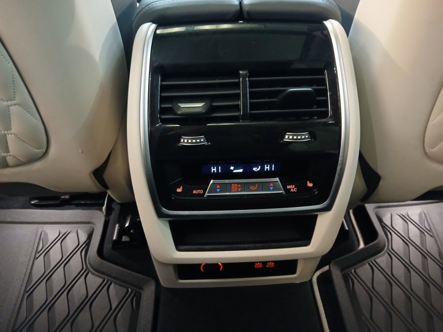 Used 2024 BMW X7 M60i w/ Executive Package image 35